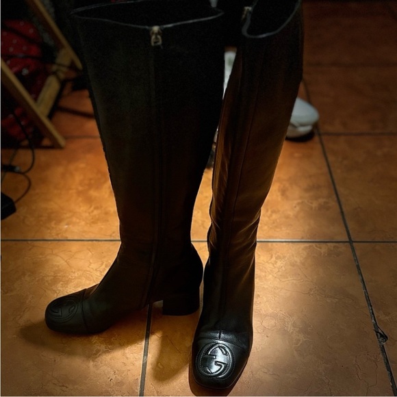 Gucci Black Leather Shoe with Gold Detail - Picture 15 of 16